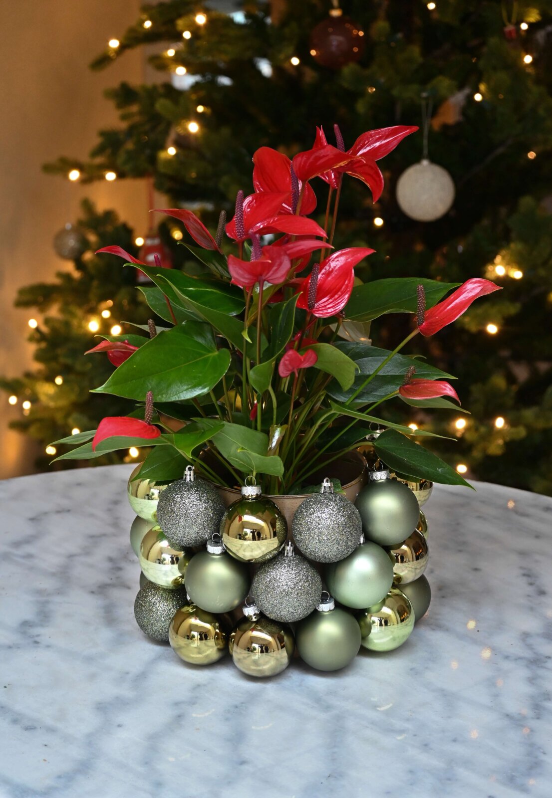 pot décoré de boules de Noël