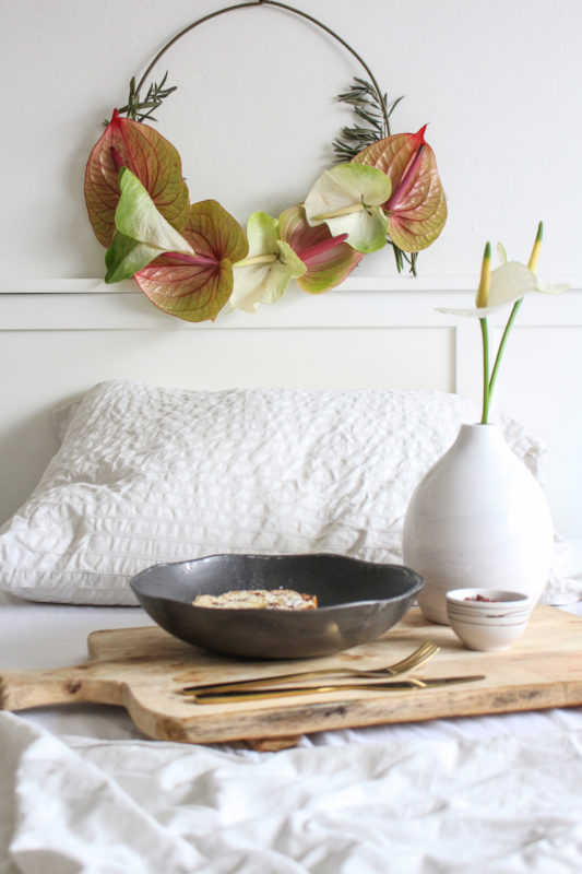 Anthurium in een kerstkrans
