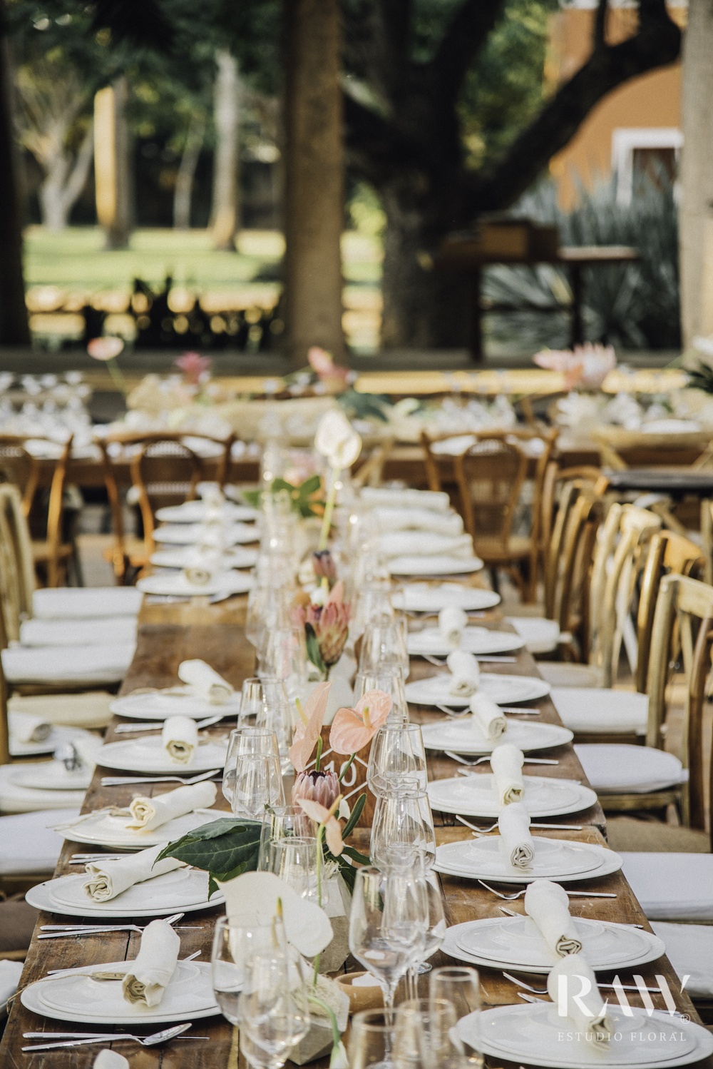 Floral bruiloft met anthurium snijbloemen op tafel