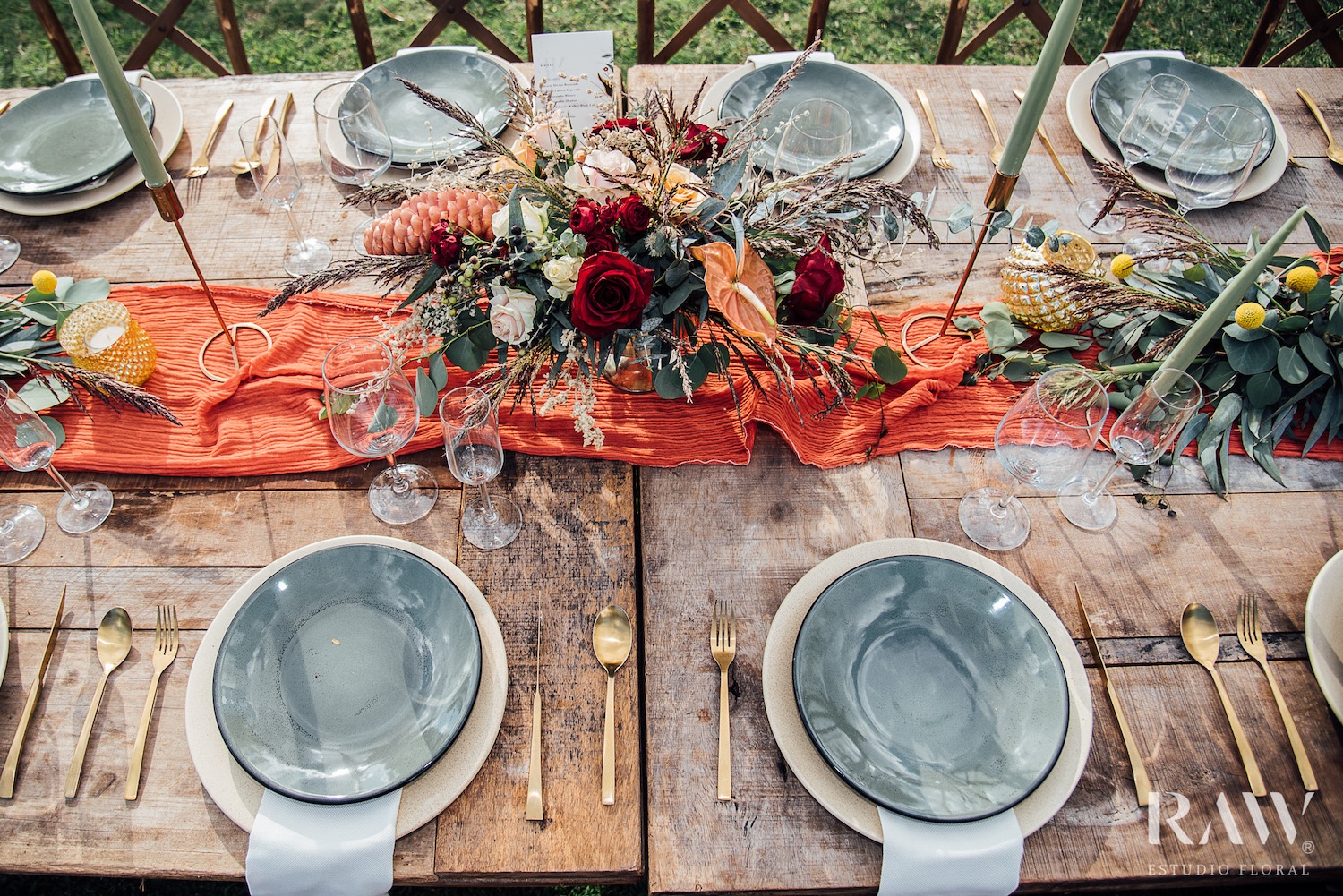 Living Coral tafel decoratie op een bruiloft