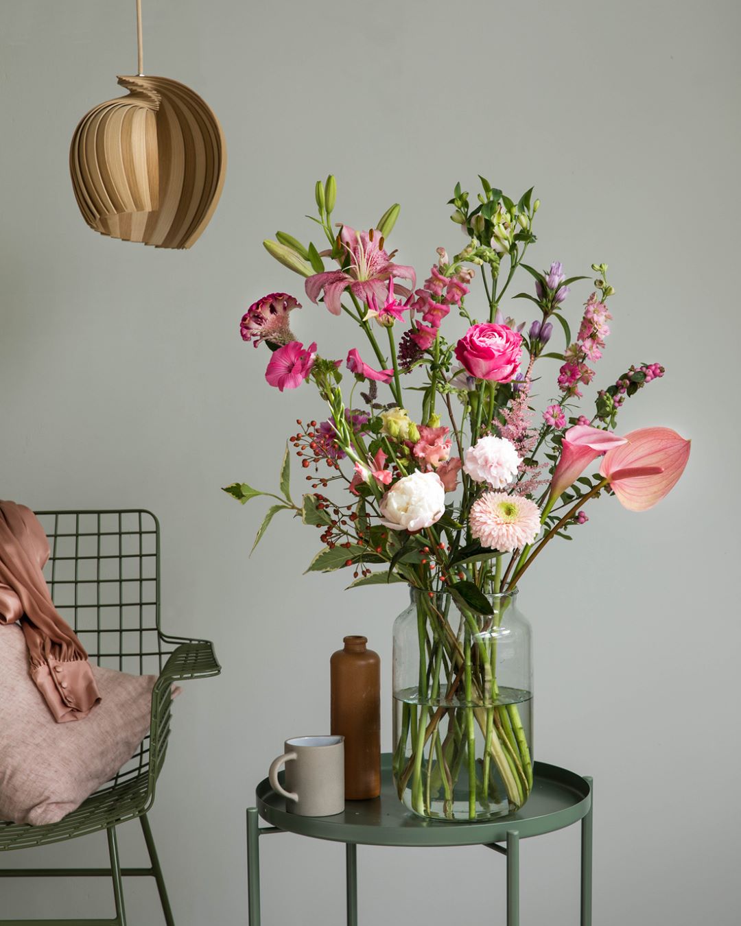 Bloemschikken met anthurium blad