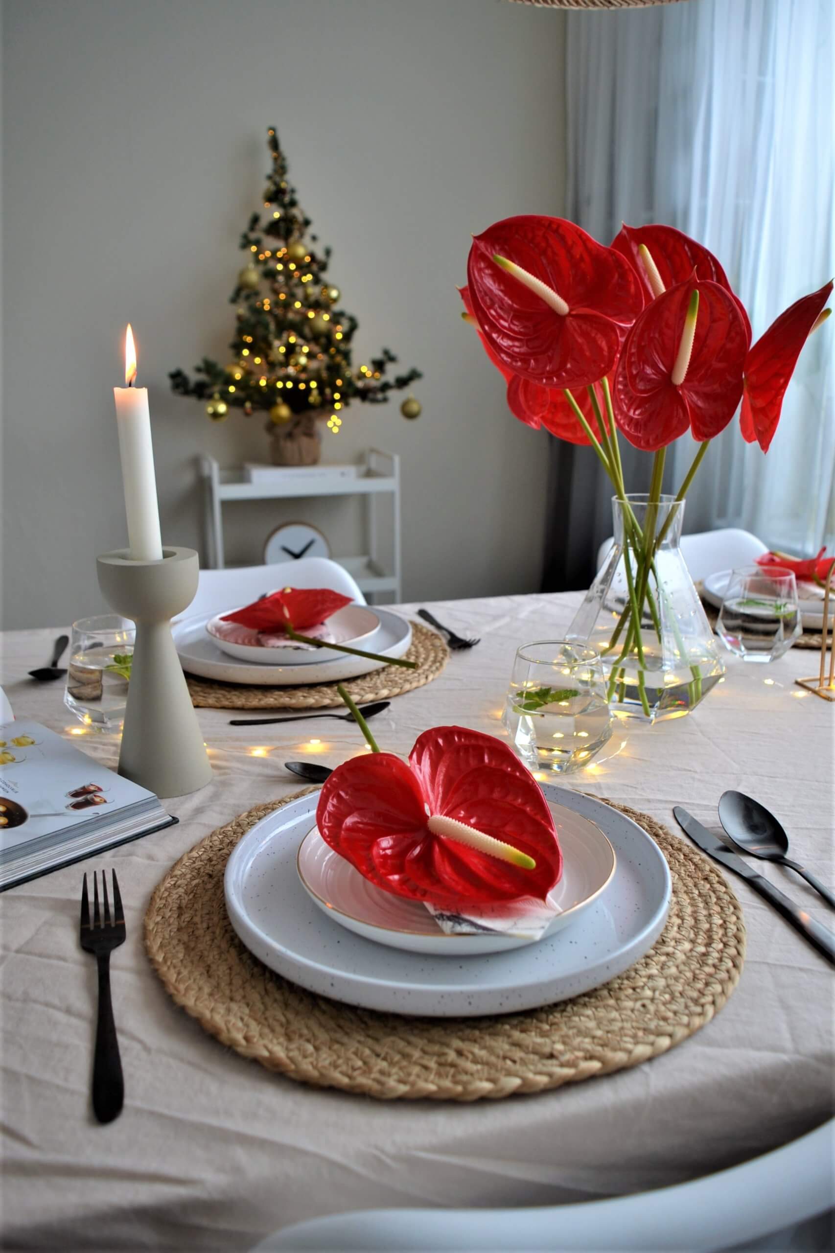 Weihnachtliche Tischdekoration mit roten Anthurien