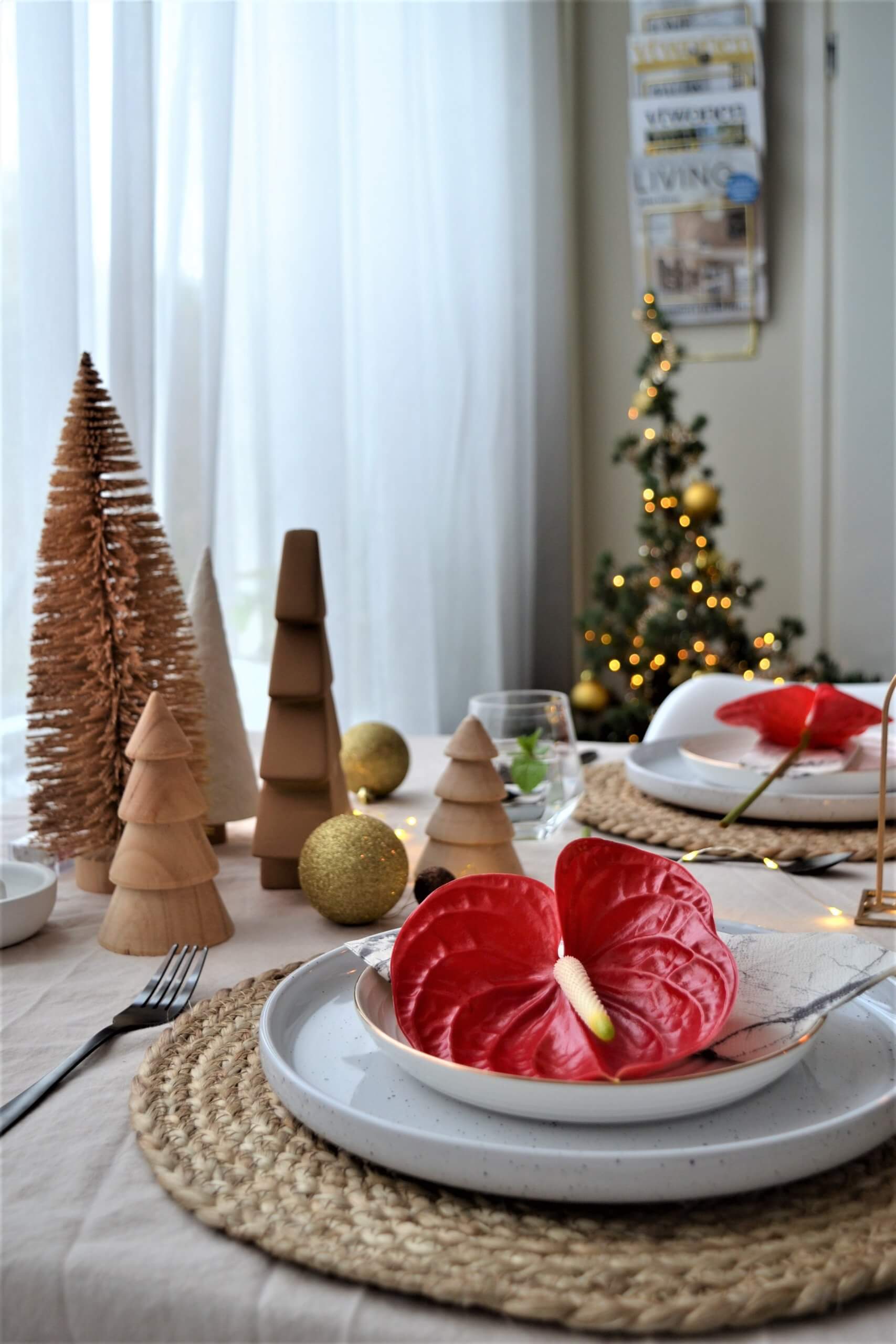 Weihnachtliche Tischdekoration mit roten Anthurien