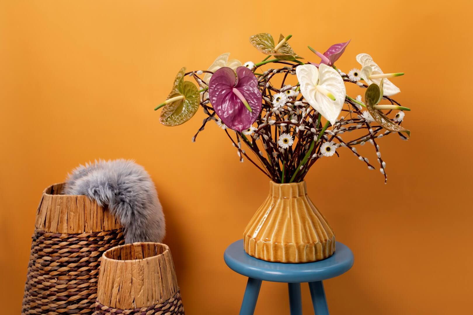 Een kleurrijk lente-arrangement met anthuriums maken