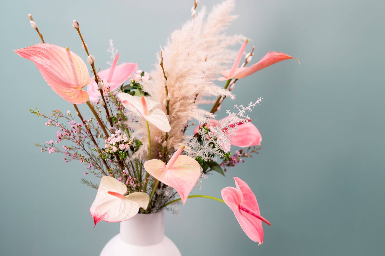 Een kleurrijk lente-arrangement met anthuriums maken