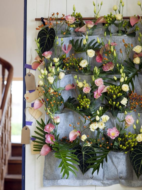 Bloemenwand met lisianthus en anthuriums