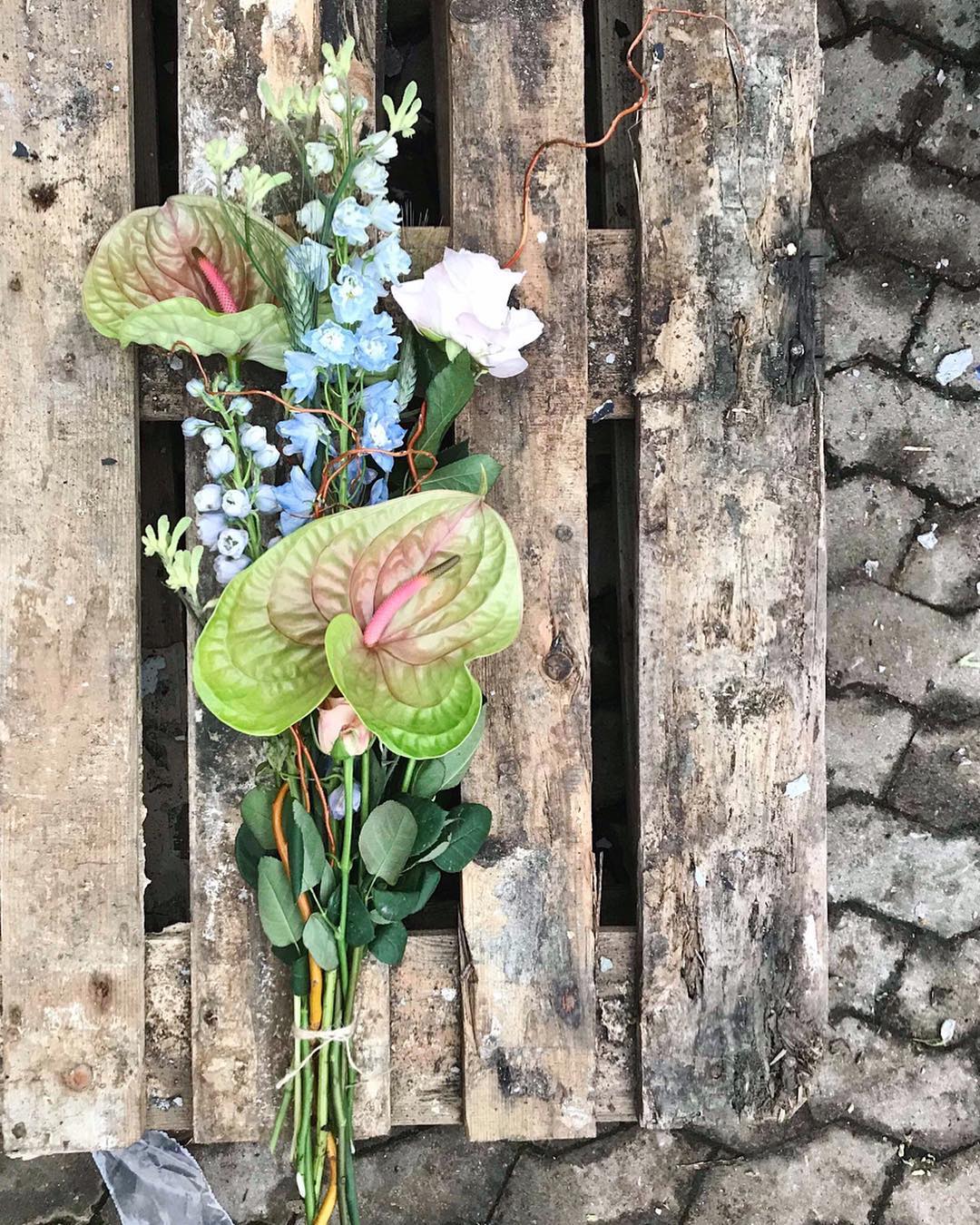 Bloemen aan de muur bevestigd