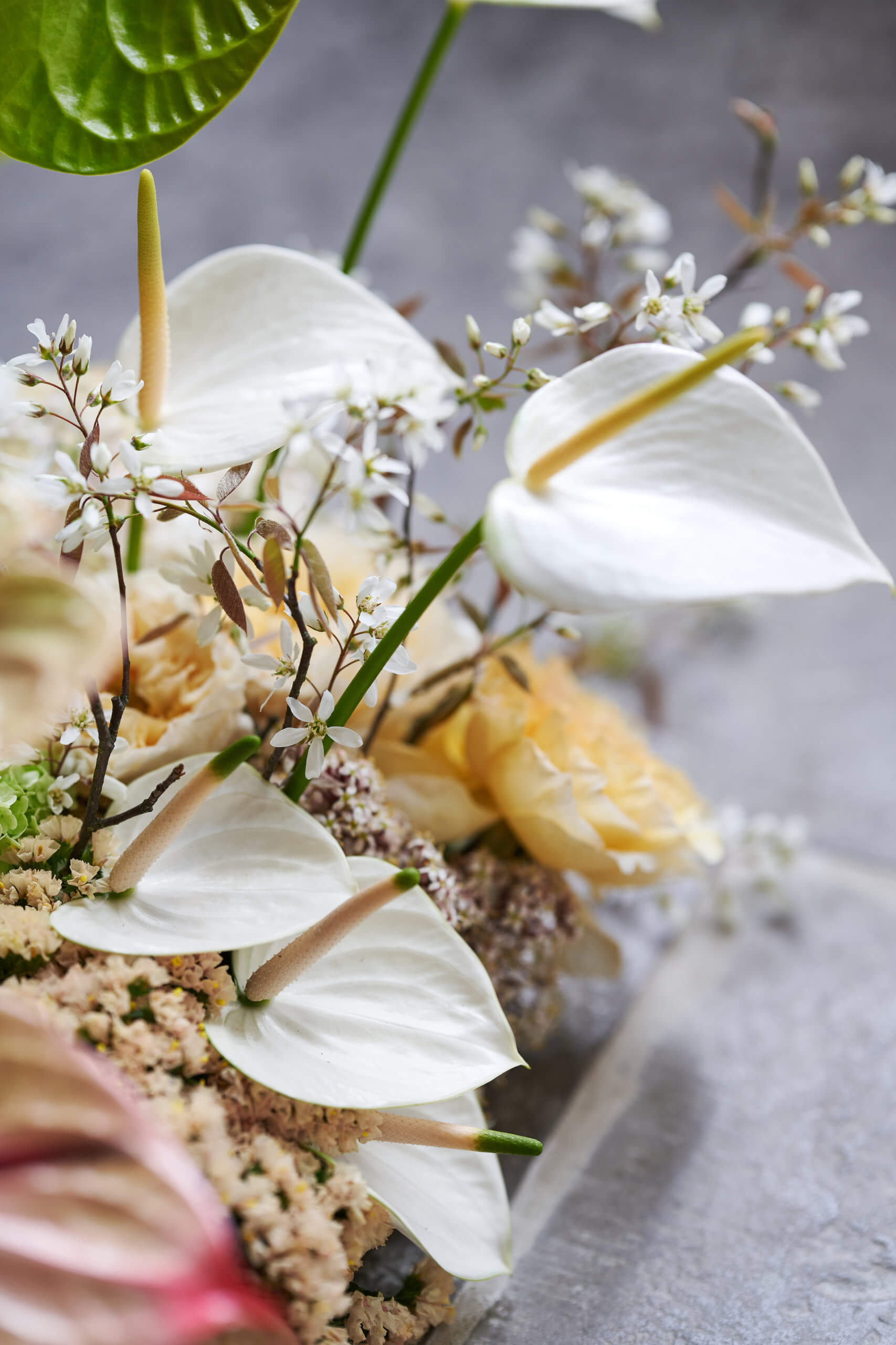 Ein schönes Trauergesteck mit Anthurien-Blüten