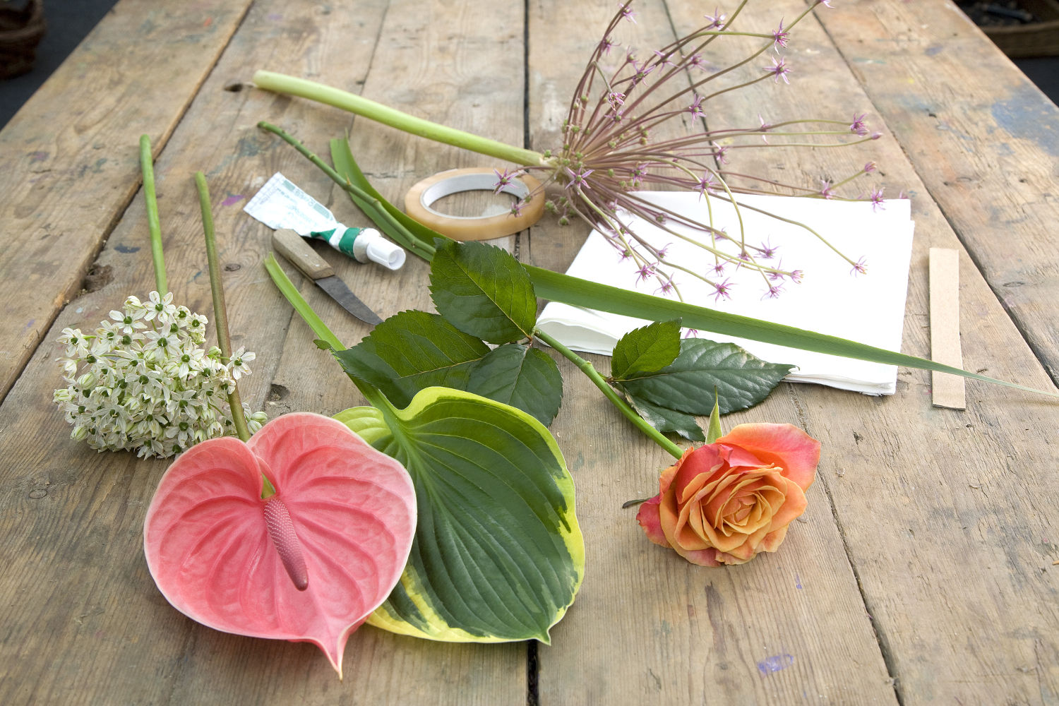 So verwenden Sie Blumen, um Geschenke schön einzupacken