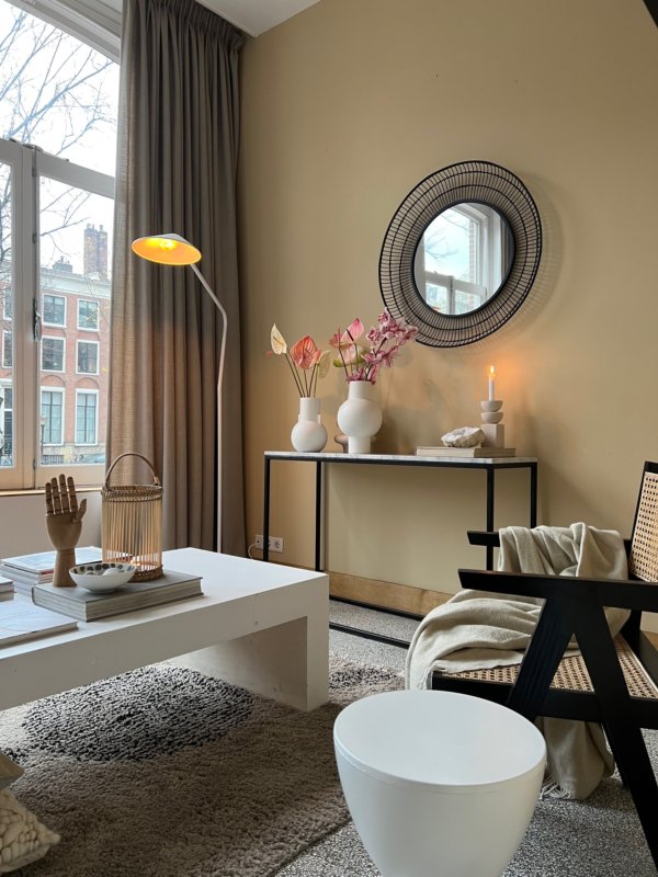 Voici comment le blogueur Dutchguy décore avec des anthuriums sa maison de canal à Amsterdam