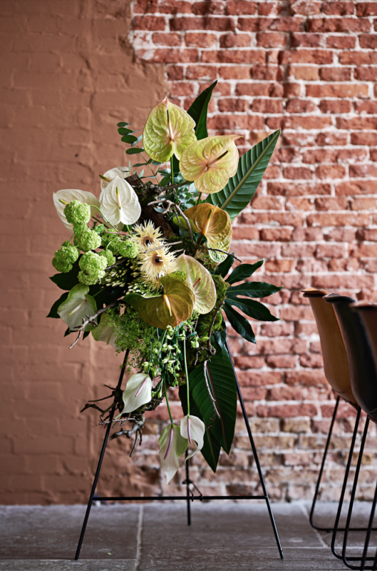 Un bouquet de deuil avec des fleurs d'anthurium