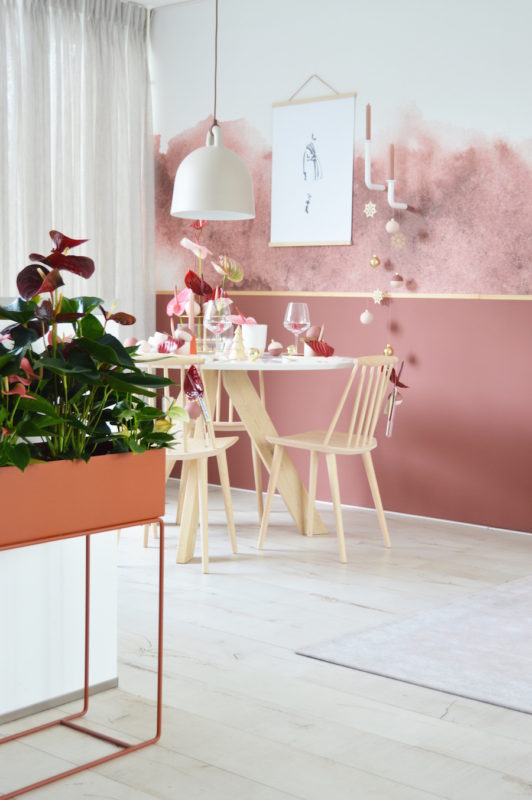 Kerstdecoratie met rode anthuriumplanten