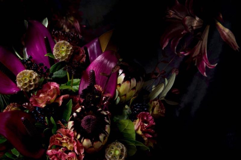 Anthurium bloemen in een boeket in de Pantone kleur van 2018: Ultra Violet