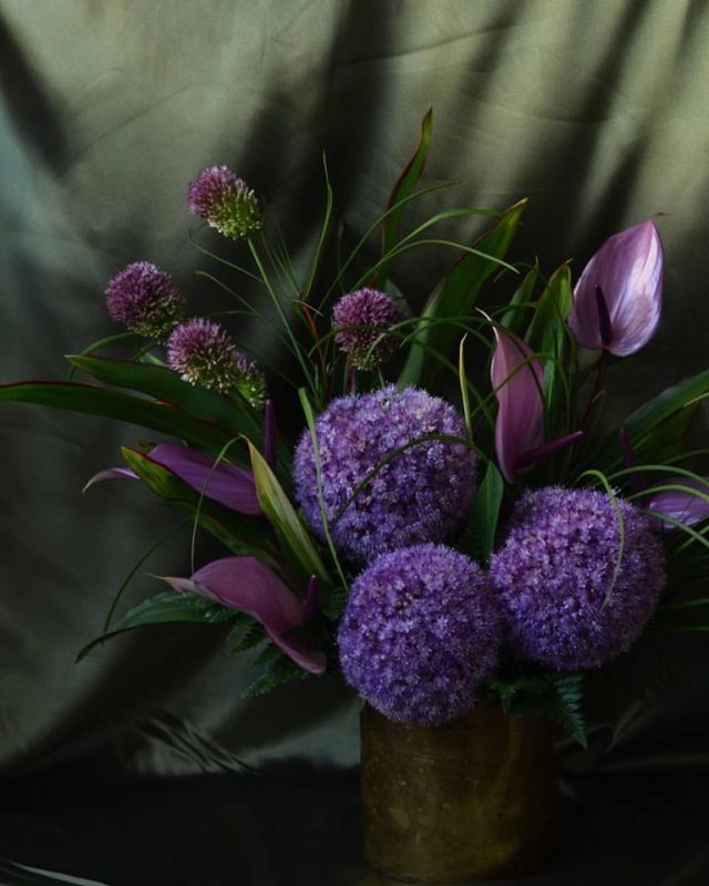 Anthurium bloemen in een boeket in de Pantone kleur van 2018: Ultra Violet