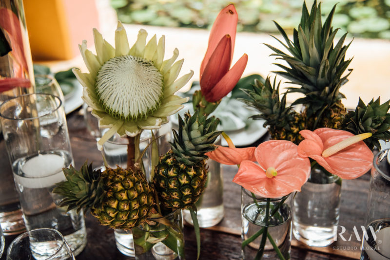Living Coral decoratie op een bruiloft