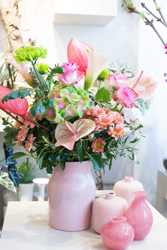 Bloemschikken met anthurium blad