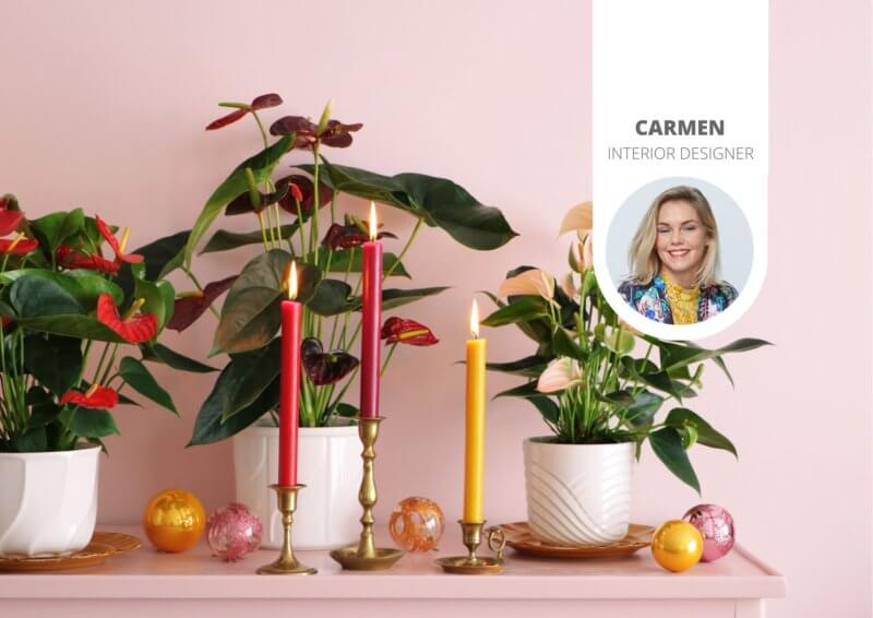 Kerst tip: Zet een Anthuriumplant op een dressoir en combineer met kaarsen en kerstballen in dezelfde kleur