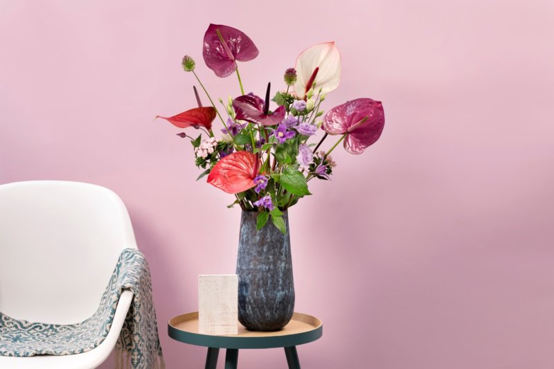 Een kleurrijk lente-arrangement met anthuriums maken