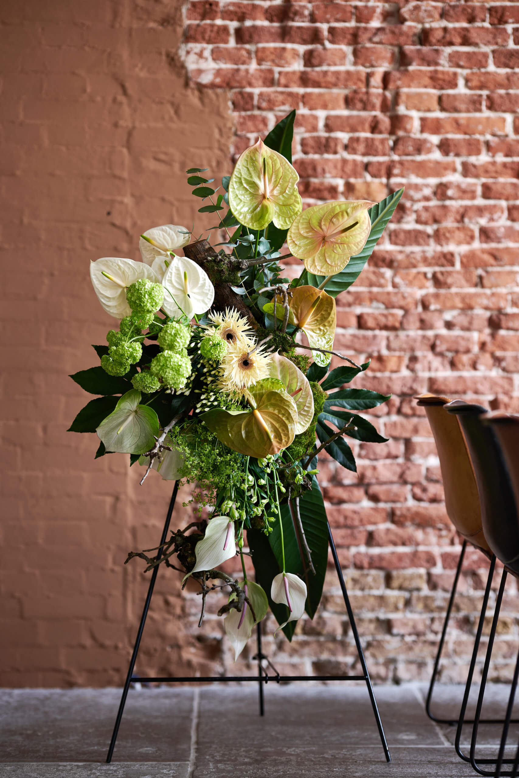Een rouwstuk met anthurium bloemen