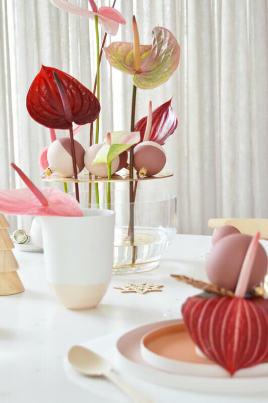 Een feestelijke tafelstyling voor kerst met anthuriums