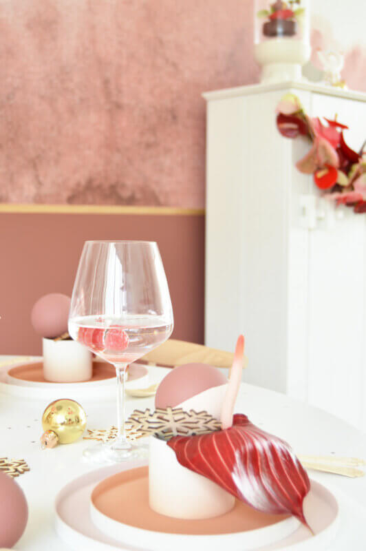 Een feestelijke tafelstyling voor kerst met anthuriums
