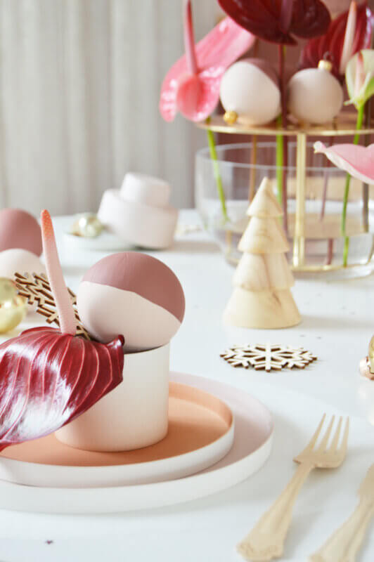 Een feestelijke tafelstyling voor kerst met anthuriums