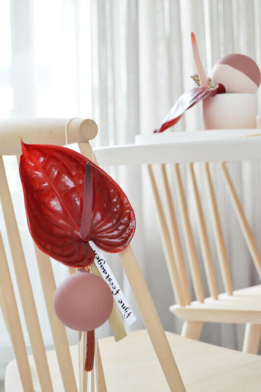 Een feestelijke tafelstyling voor kerst met anthuriums